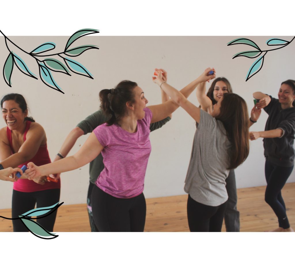 Participantes disfrutando de una clase dinámica en el BodyLAB, laboratorio de movimiento consciente de Francesca Aliai.