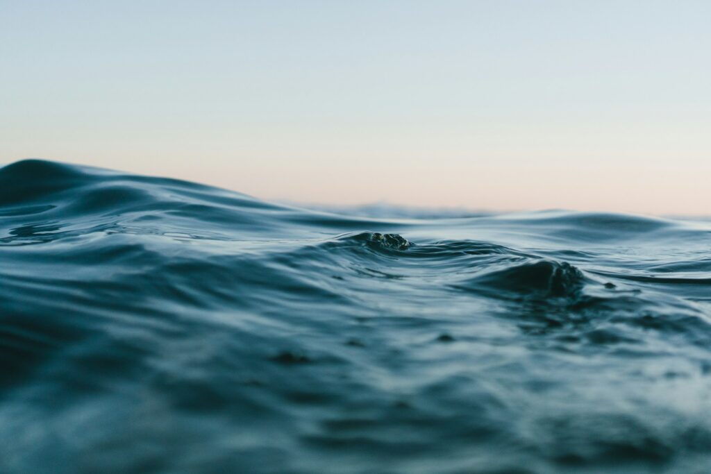 El mar que simboliza un viaje hacia el autoconocimiento y la conexión con lo esencial.